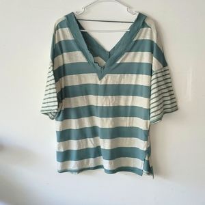 Women's sz large day trip v neck top. Can be worn off shoulder. Super cute!!!
